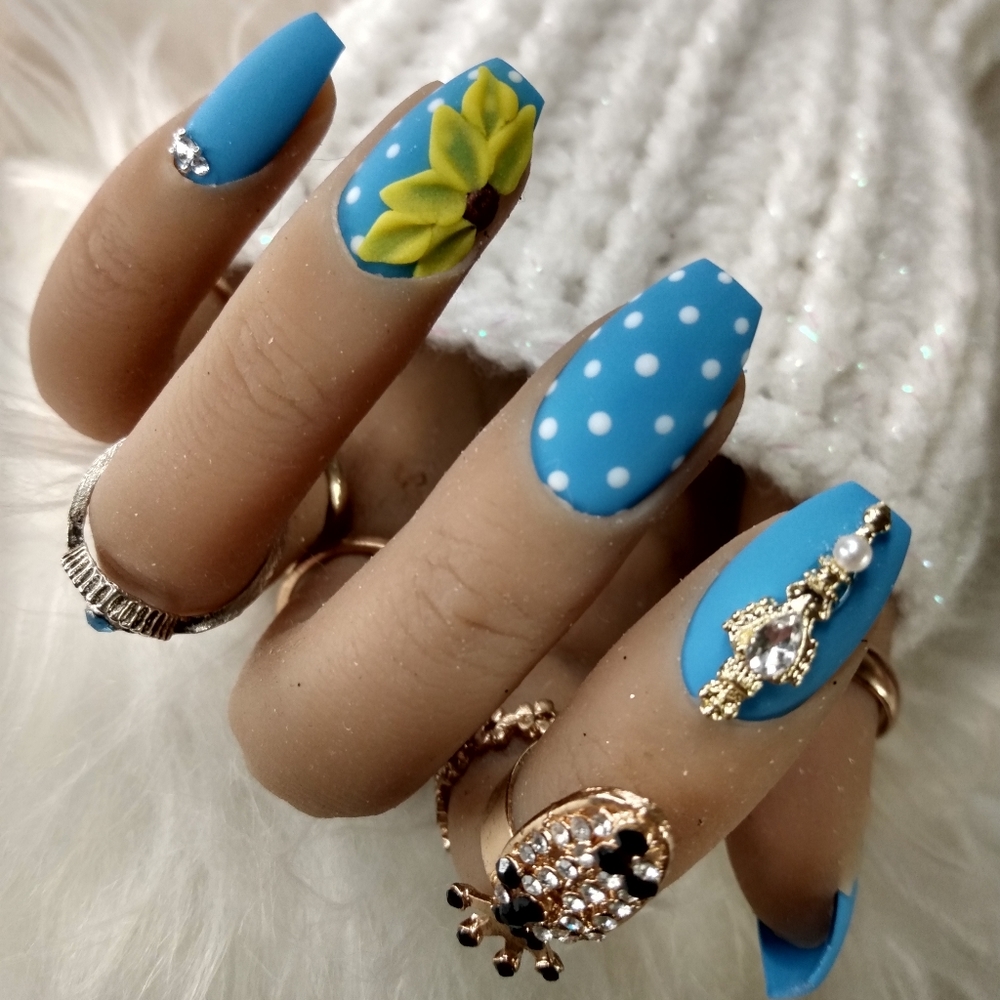 Press on nails (short coffin)